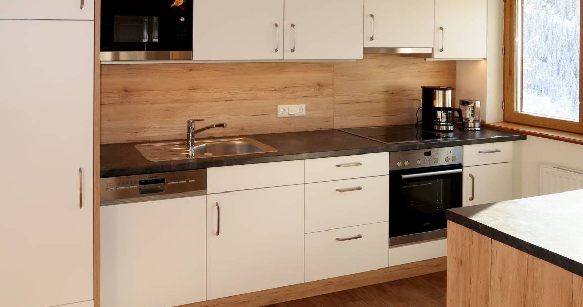 Fully equipped kitchen with dishwasher and oven