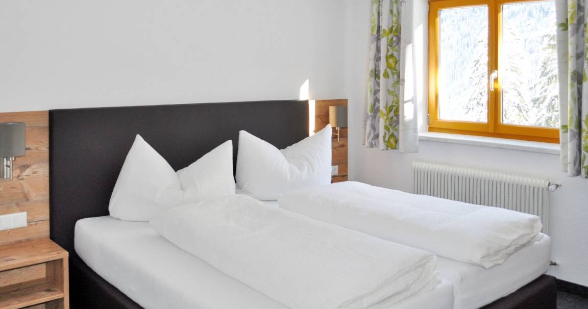 Double room with washbasin on the upper floor