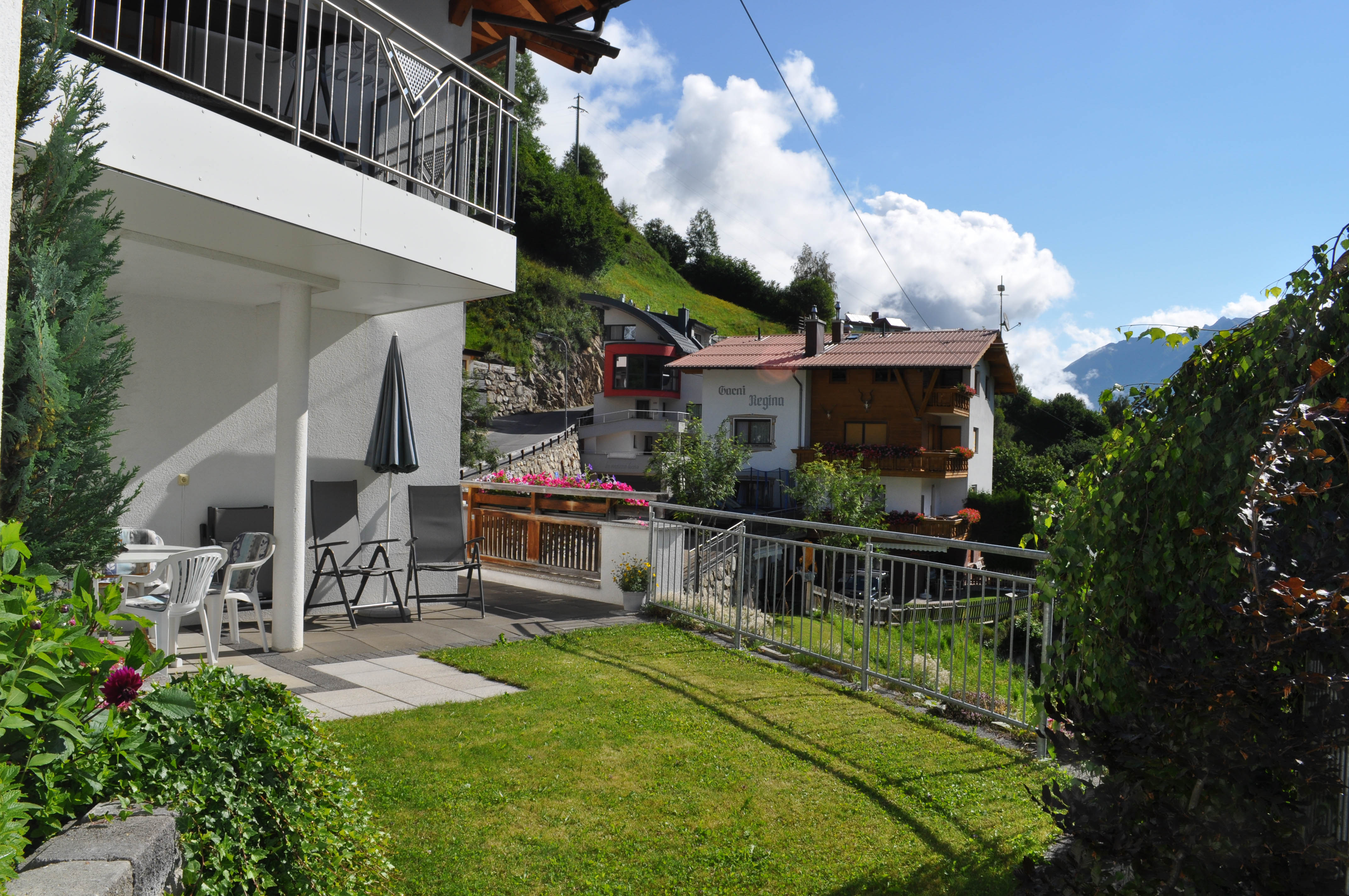 Apartment for 5-8 people - Lawn area in front of house