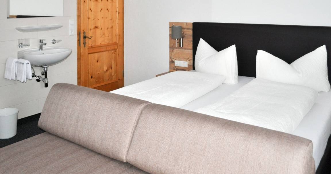 Triple room with double bed and divan bed