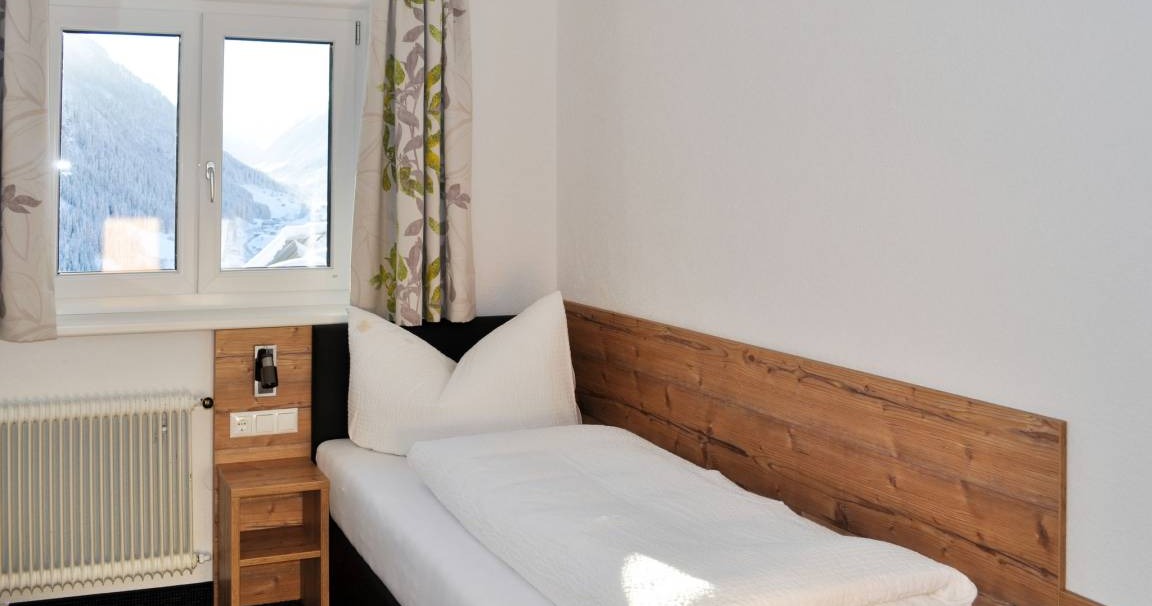 Single room with a view of the valley