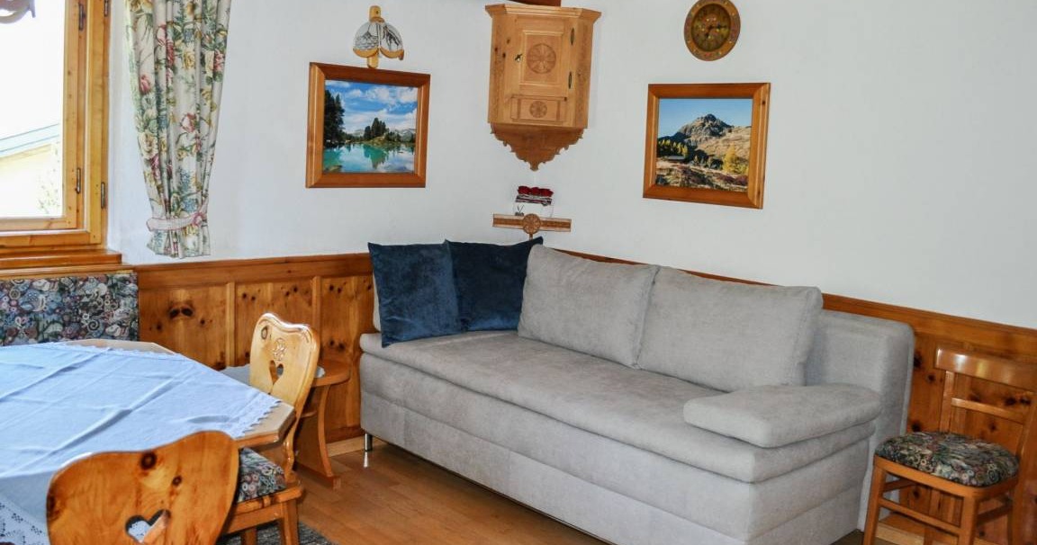 Cosy living room with sofa at Holiday Home Schönblick