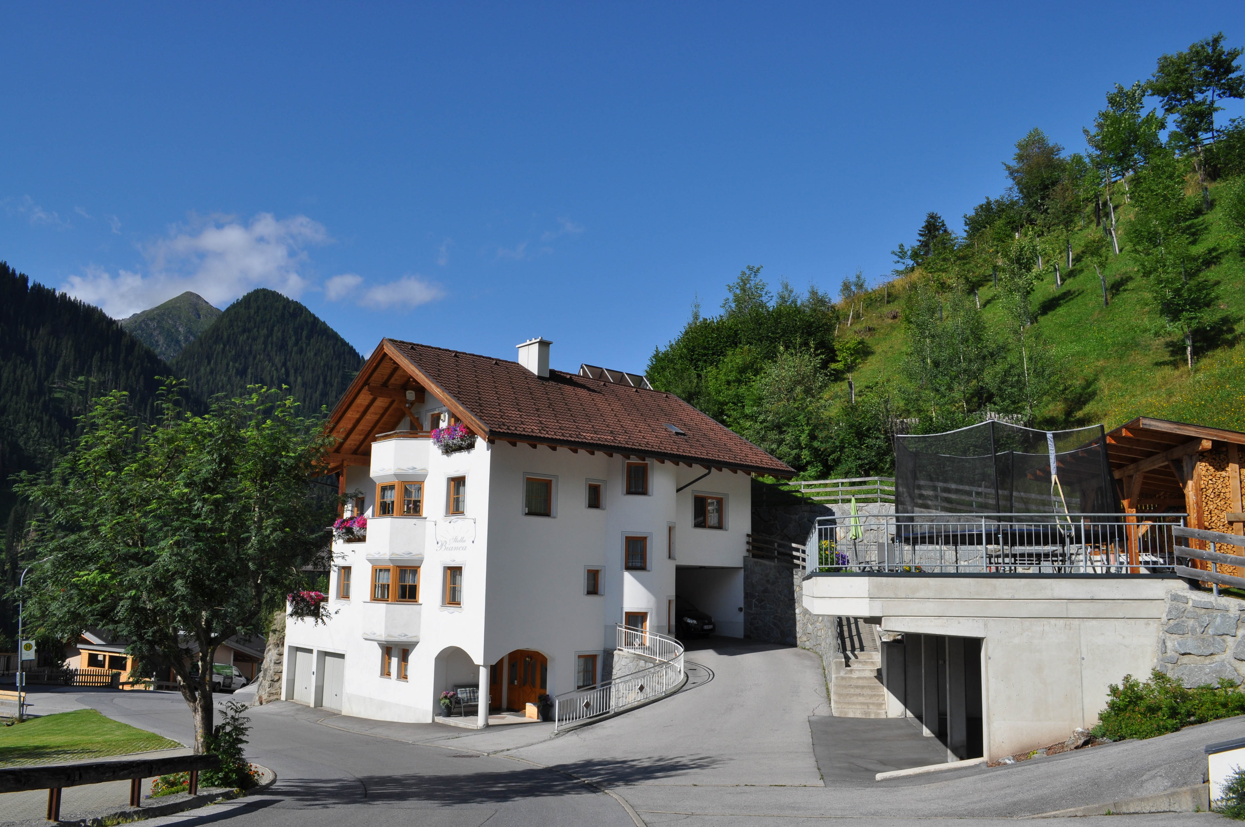 Holiday apartment Stella Bianca in summer, entrance and parking